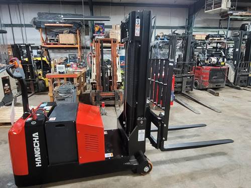 For Rent 4000 lbs - 157" lift -  Electric - Indoor Warehouse