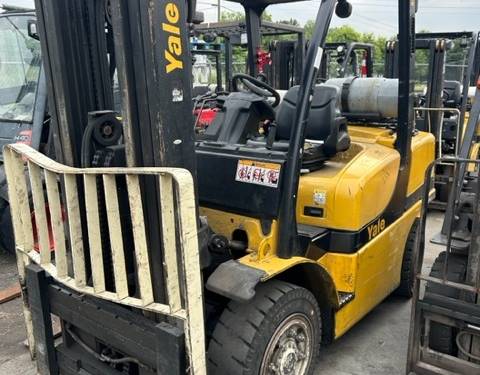 For Rent 8000 lbs - 185" lift - Gas/Propane - Indoor/Outdoor Pneumatic Tires