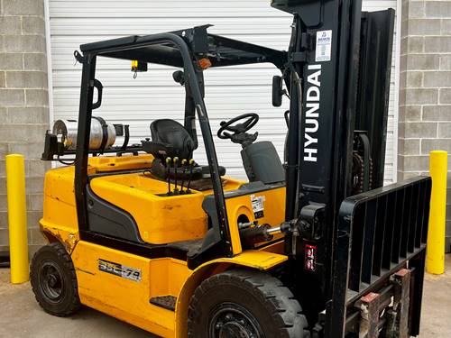 For Rent 7000 lbs - 185" lift - Gas/Propane - Indoor/Outdoor Pneumatic Tires