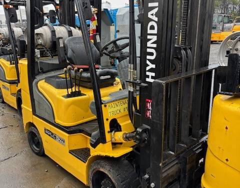 For Rent 6000 lbs - 185" lift - Gas/Propane - Indoor Warehouse