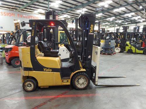 For Rent 8000 lbs - 200" lift - Gas/Propane - Indoor Warehouse