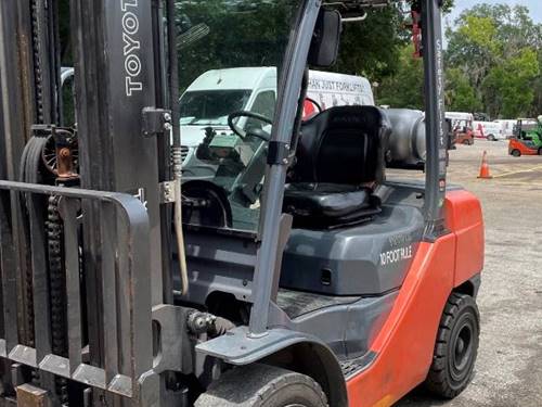 For Rent 6000 lbs - 187" lift - Gas/Propane - Indoor/Outdoor Pneumatic Tires