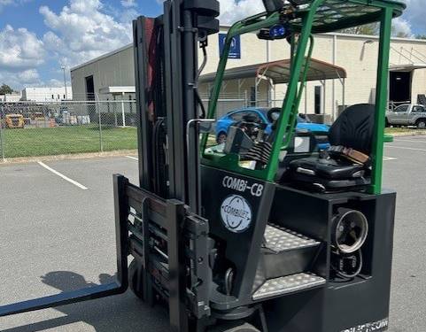 For Rent 6000 lbs - 194" lift - Gas/Propane - Outdoor Pneumatic Tires