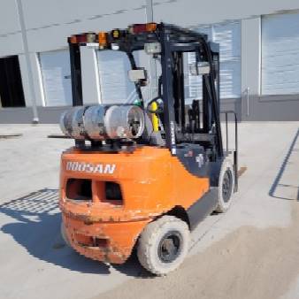 For Rent 5000 lbs - 189" lift - Gas/Propane - Indoor/Outdoor Pneumatic Tires
