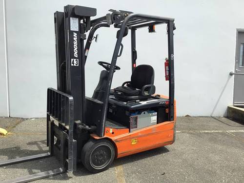 For Rent 3000 lbs - 189" lift -  Electric -  Electric 3 Wheel Sit Down