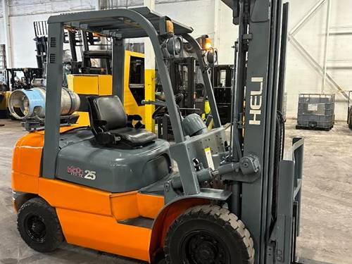 For Rent 5000 lbs - 185" lift - Gas/Propane - Indoor/Outdoor Pneumatic Tires