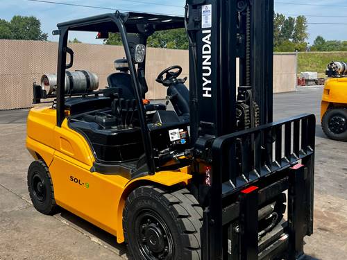 For Rent 10000 lbs - 181" lift - Gas/Propane - Indoor/Outdoor Pneumatic Tires