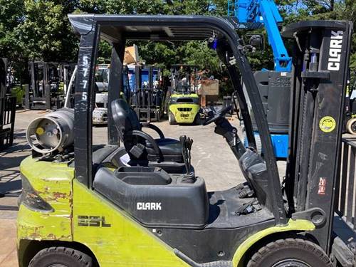 For Rent 5000 lbs - 189" lift - Gas/Propane - Indoor/Outdoor Pneumatic Tires