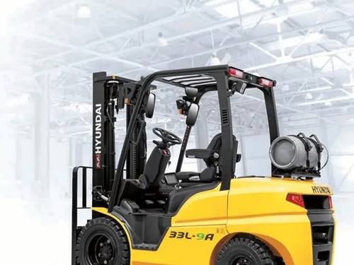 For Rent 7000 lbs - 185" lift - Gas/Propane - Indoor/Outdoor Pneumatic Tires