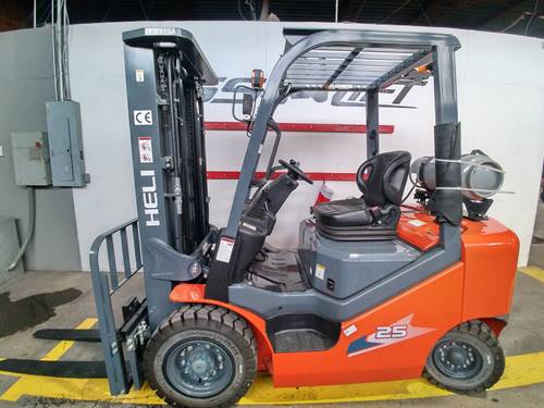 For Rent 5000 lbs - 185" lift - Gas/Propane - Indoor/Outdoor Pneumatic Tires
