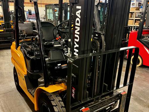 For Rent 5000 lbs - 185" lift - Gas/Propane - Indoor/Outdoor Pneumatic Tires