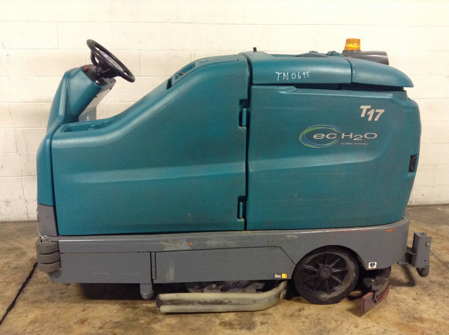 2015 Electric Tennant T17 Rider Scrubbers