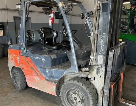 For Rent 6000 lbs - 187" lift - Gas/Propane - Indoor/Outdoor Pneumatic Tires
