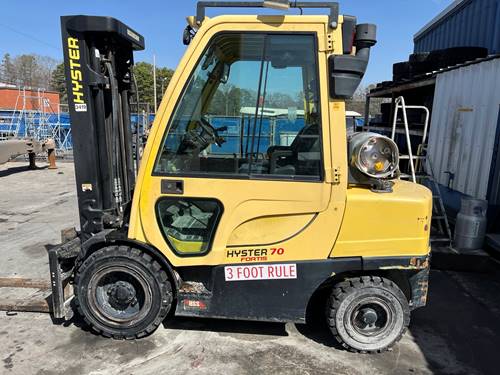 For Rent 7000 lbs - 126" lift - Gas/Propane - Indoor/Outdoor Pneumatic Tires