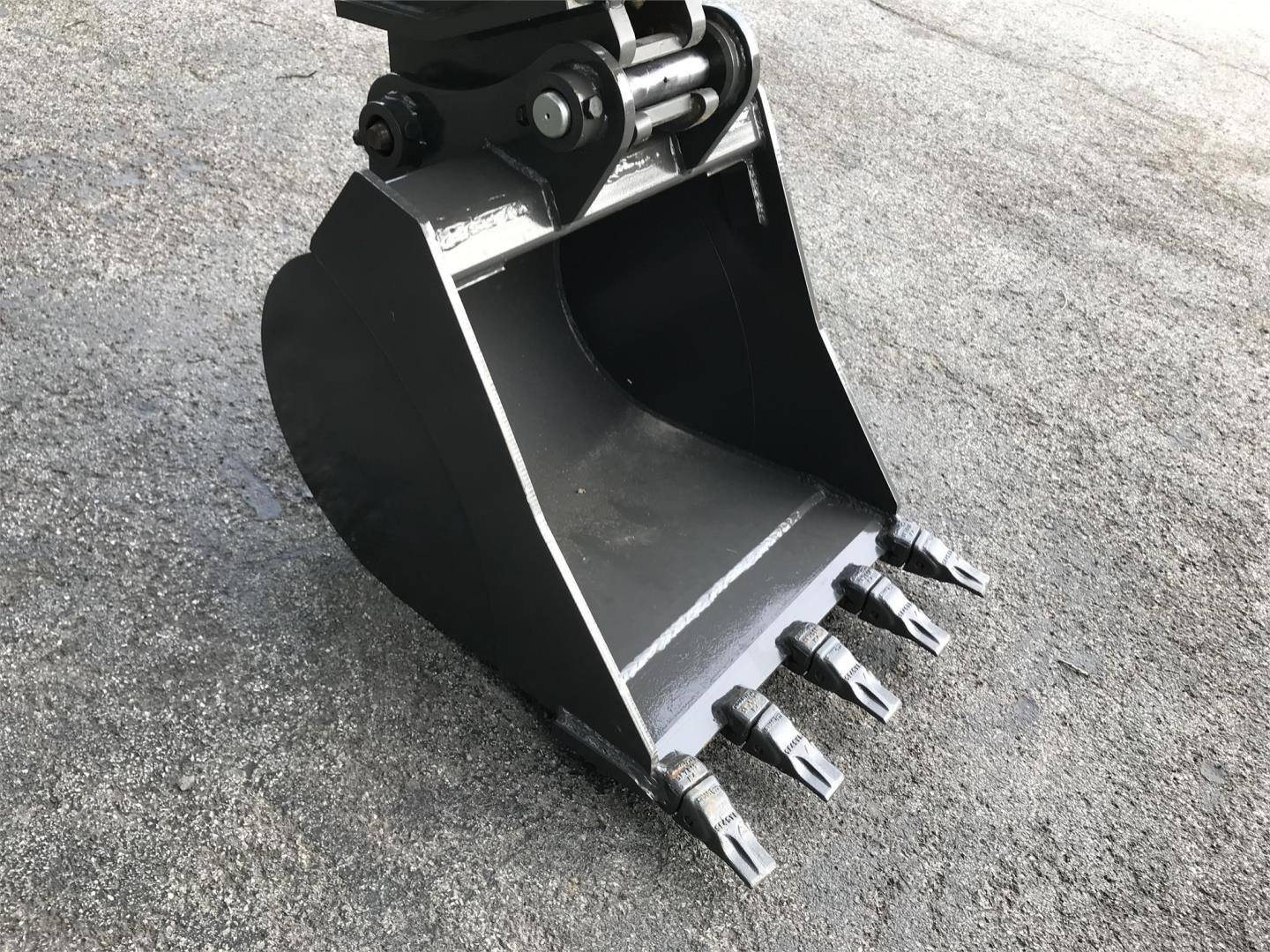 New Holland 24" DIGGING BUCKET Earth Moving and Construction