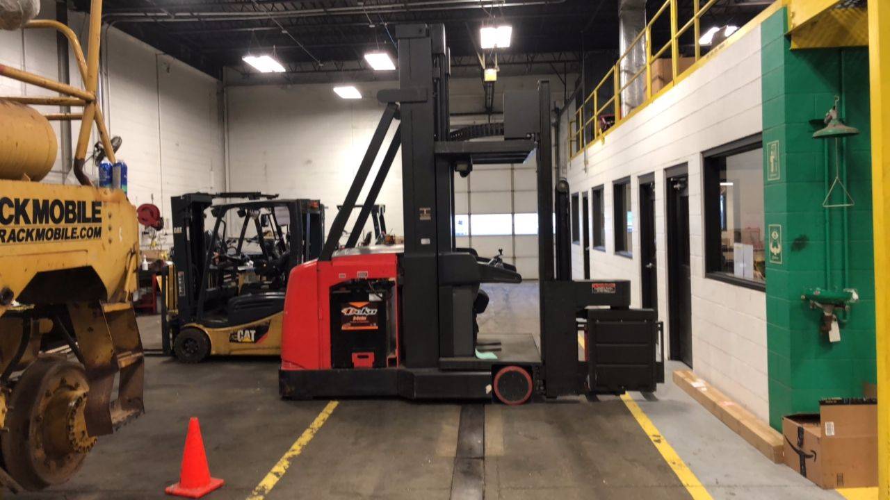 1999 Electric Raymond SACSR30T Electric Man Up Swing Reach Turret