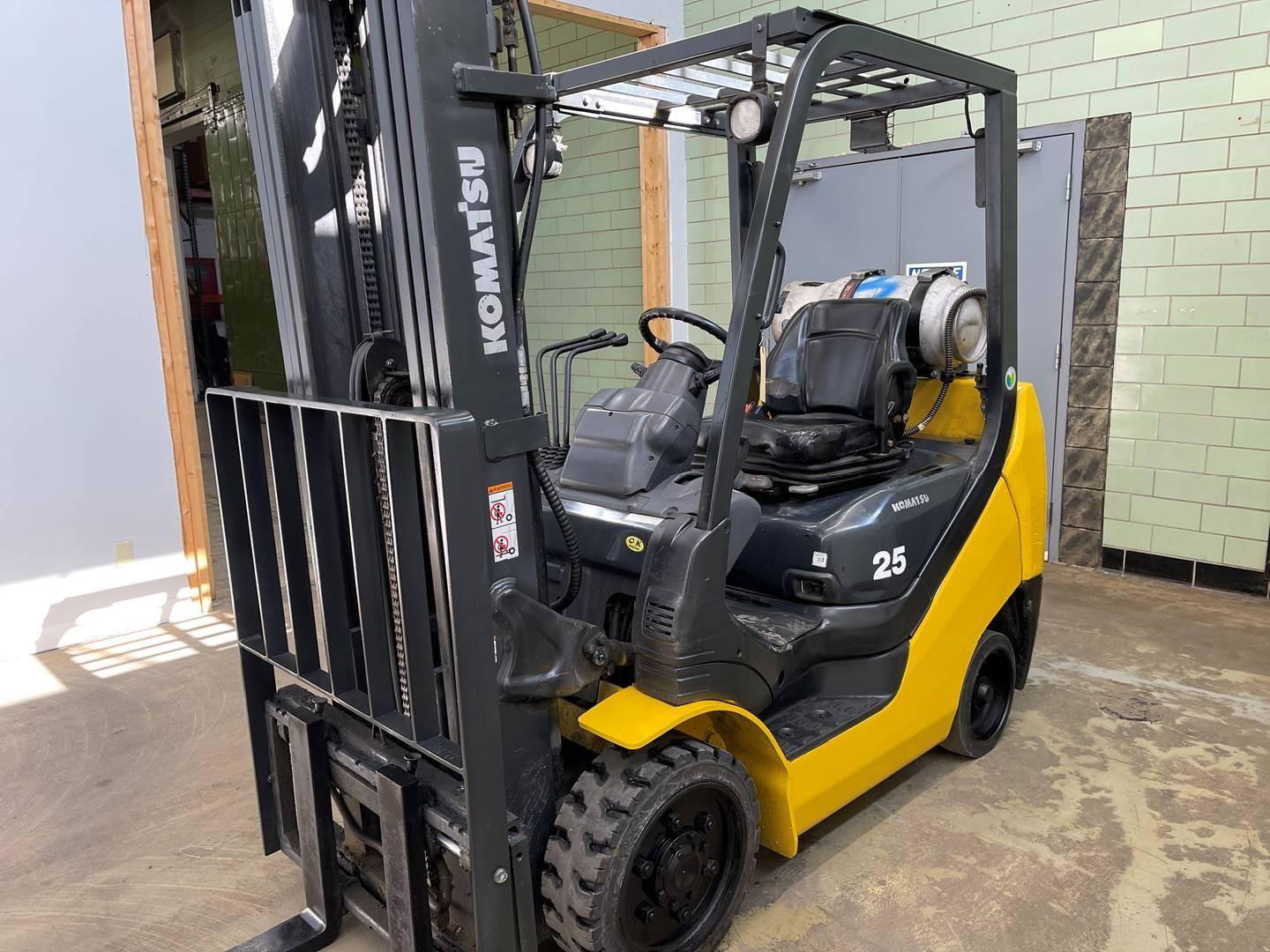 2017 LP Gas Komatsu FG25ST16 Cushion Tire 4 Wheel Sit Down (Indoor Warehouse)