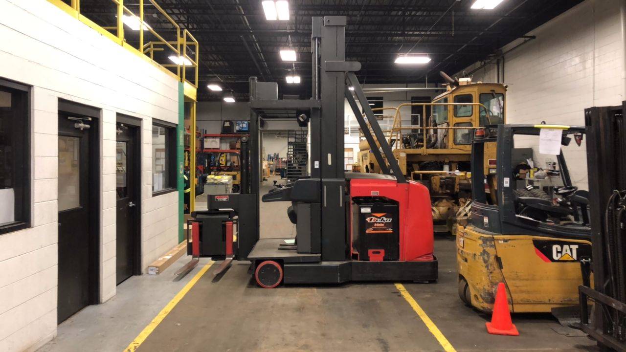 1999 Electric Raymond SACSR30T Electric Man Up Swing Reach Turret