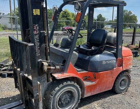 For Rent 6000 lbs - 187" lift - Gas/Propane - Indoor/Outdoor Pneumatic Tires