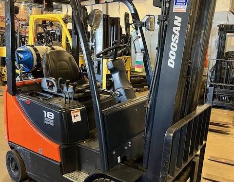 For Rent 3500 lbs - 187" lift - Gas/Propane - Indoor/Outdoor Pneumatic Tires