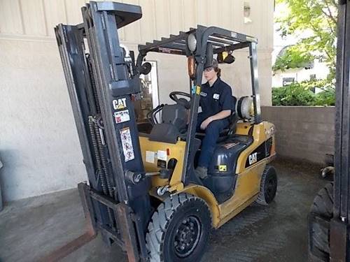 For Rent 5000 lbs - 188" lift - Gas/Propane - Indoor/Outdoor Pneumatic Tires
