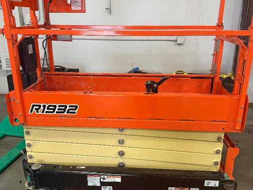 For Rent 19' lift -  Electric -  Slab