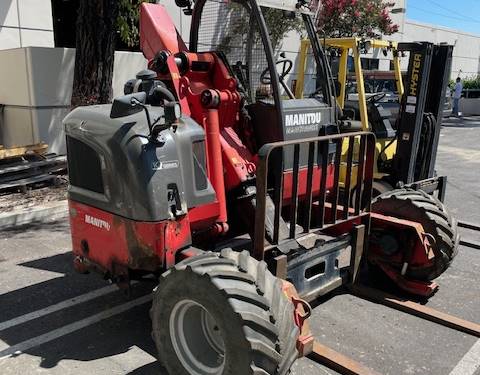 For Rent 5500 lbs - 120" lift -  Diesel - Outdoor Pneumatic Tires
