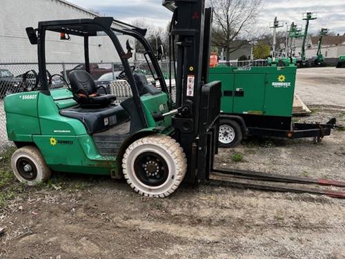 For Rent 11000 lbs - 189" lift - Gas/Propane - Indoor/Outdoor Pneumatic Tires