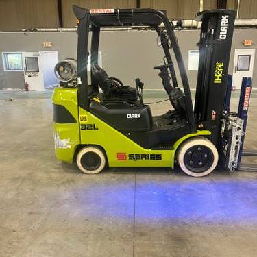 For Rent 6500 lbs - 182" lift - Gas/Propane - Indoor Warehouse