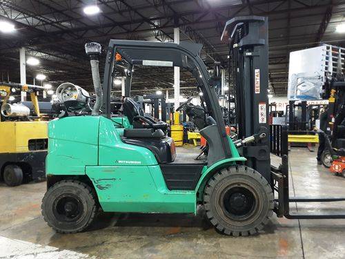 For Rent 9000 lbs - 219" lift - Gas/Propane - Indoor/Outdoor Pneumatic Tires