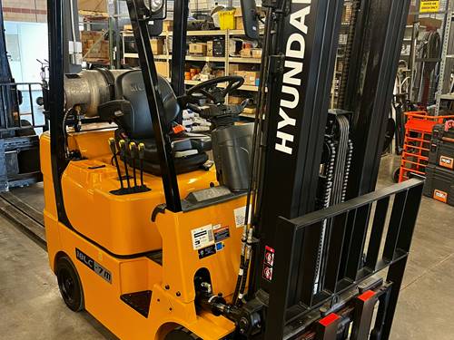 For Rent 3000 lbs - 185" lift - Gas/Propane - Indoor Warehouse