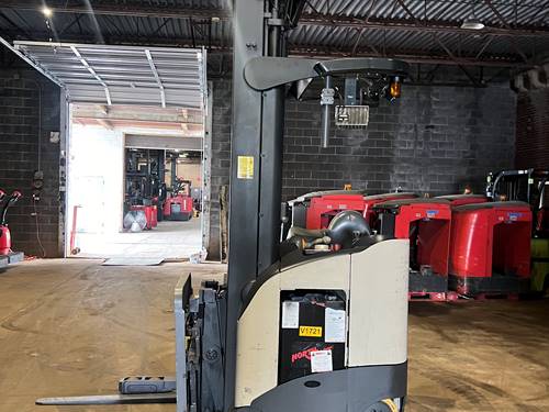 For Rent 4500 lbs - 321" lift -  Electric - Indoor Warehouse