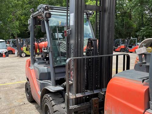 For Rent 6000 lbs - 198" lift - Gas/Propane - Indoor/Outdoor Pneumatic Tires