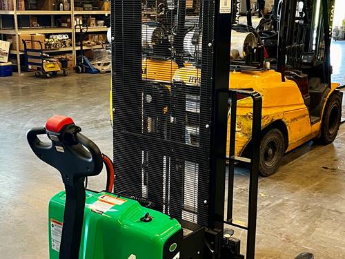 For Rent 3000 lbs - 137" lift -  Electric - Indoor Warehouse
