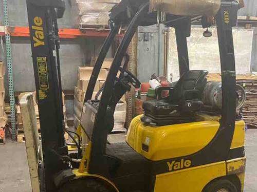 For Rent 4000 lbs - 189" lift - Gas/Propane - Indoor/Outdoor Pneumatic Tires