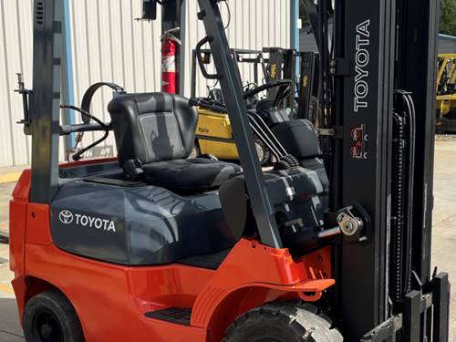 For Rent 3000 lbs - 187" lift - Gas/Propane - Indoor/Outdoor Pneumatic Tires