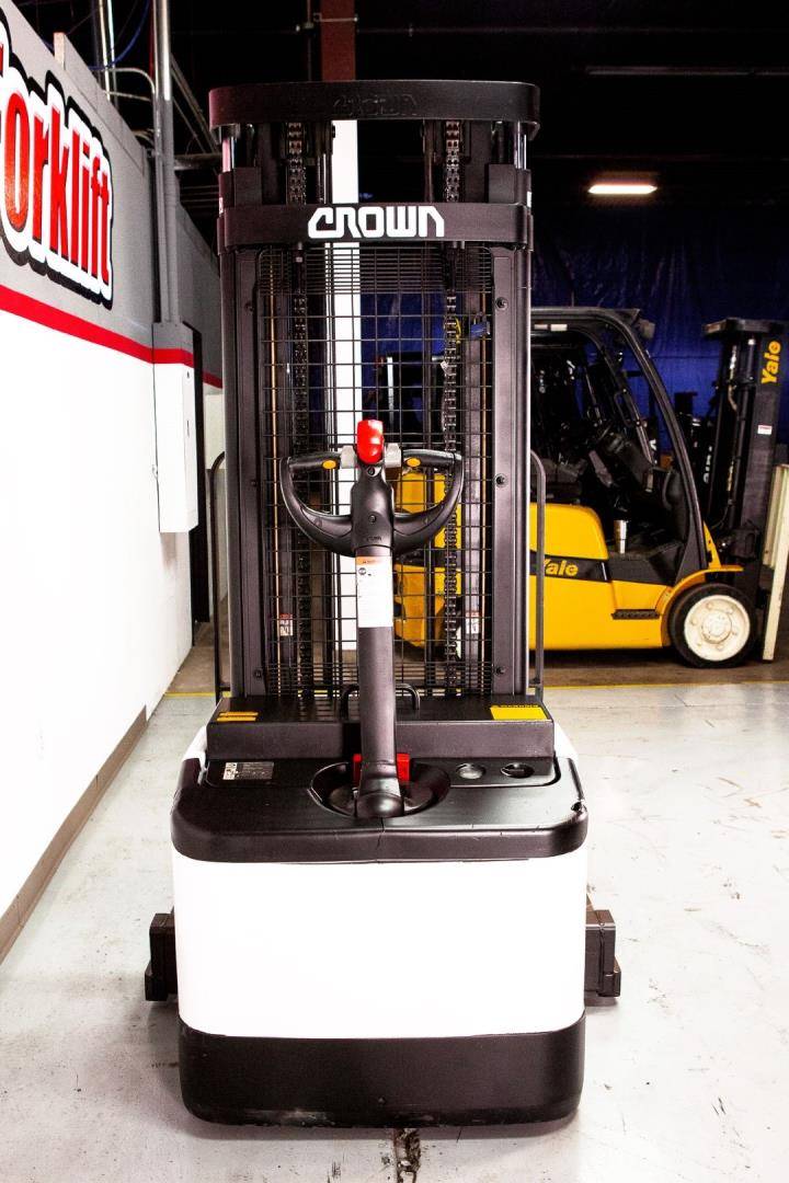 2003 Electric Crown WS200040 Electric Walkie Straddle Stacker