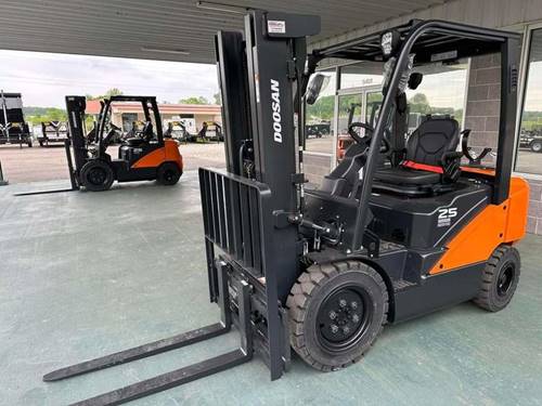 For Rent 5000 lbs - 189" lift - Gas/Propane - Indoor/Outdoor Pneumatic Tires