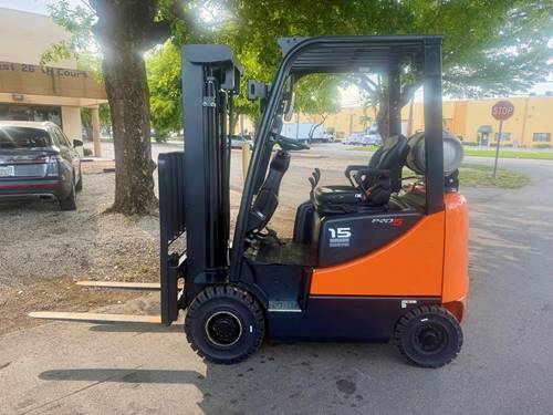 For Rent 3000 lbs - 189" lift - Gas/Propane - Indoor/Outdoor Pneumatic Tires