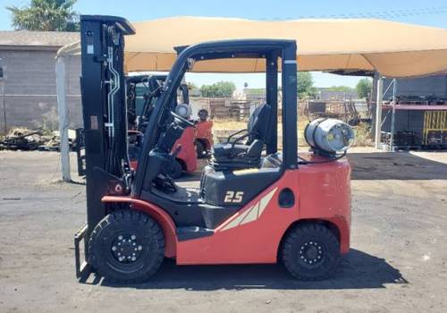 For Rent 5000 lbs - 197" lift - Gas/Propane - Indoor/Outdoor Pneumatic Tires
