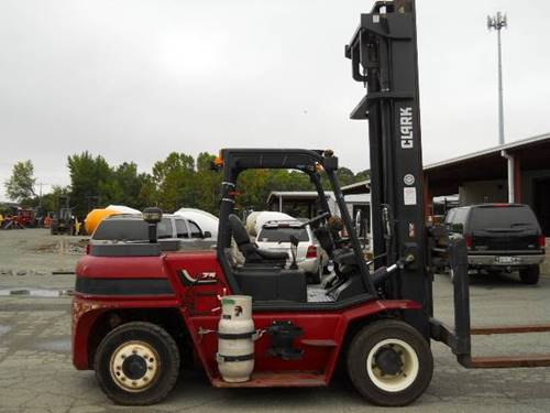 For Rent 16500 lbs - 212" lift - Gas/Propane - Indoor/Outdoor Pneumatic Tires