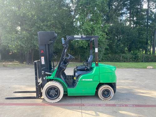 For Rent 6000 lbs - 240" lift - Gas/Propane - Indoor/Outdoor Pneumatic Tires