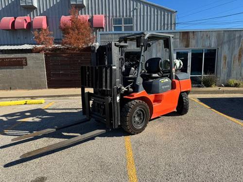 For Rent 8000 lbs - 145" lift - Gas/Propane - Indoor/Outdoor Pneumatic Tires