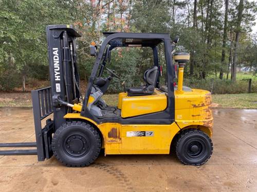 For Rent 8000 lbs - 185" lift -  Diesel - Indoor/Outdoor Pneumatic Tires