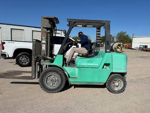 For Rent 8000 lbs - 187" lift - Gas/Propane - Indoor/Outdoor Pneumatic Tires