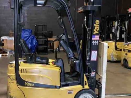 For Rent 3000 lbs - 258" lift -  Electric -  Electric 3 Wheel Sit Down