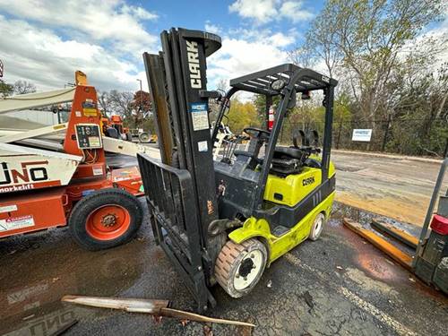 For Rent 6000 lbs - 189" lift - Gas/Propane - Indoor Warehouse
