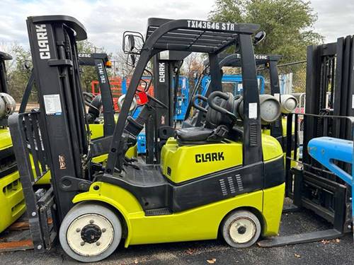 For Rent 5000 lbs - 189" lift - Gas/Propane - Indoor Warehouse
