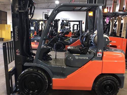 For Rent 6000 lbs - 187" lift - Gas/Propane - Indoor/Outdoor Pneumatic Tires