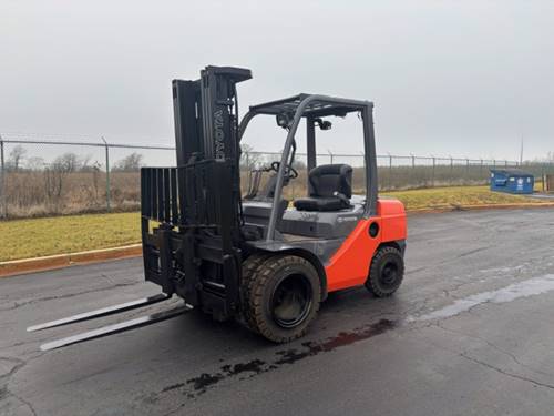 For Rent 6000 lbs - 187" lift -  Diesel - Indoor/Outdoor Pneumatic Tires